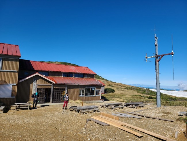 太郎平小屋　「永遠と云うものの一角に足を踏み入れたやうな歓喜を感じた」英文学者、田部重治にかつてそう言わしめた2330ｍの太郎兵衛平にあり、小屋後方には太郎山、前方には2926ｍの薬師岳を臨む。