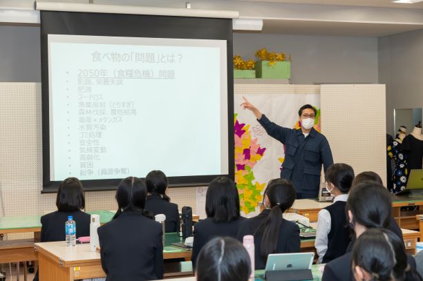 SDGsについて説明するいきものカンパニーの菊池紳代表＝東京女子学園高等学校で