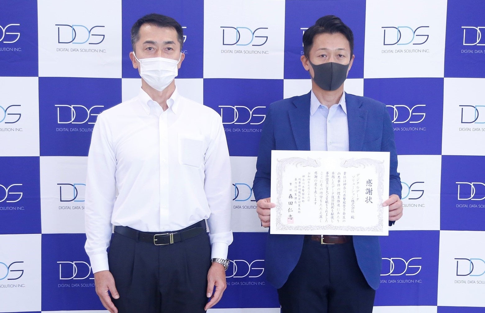 DDS代表熊谷（右）と神奈川県警平塚警察署暴力団対策課長