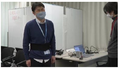 男性社員が生理痛疑似体験をする様子